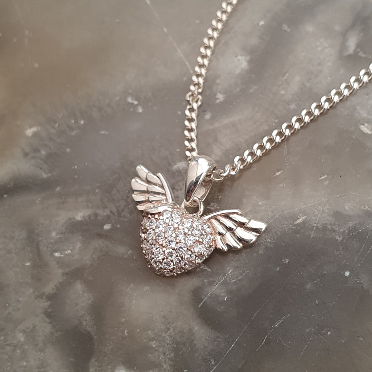 Dije de angel corazón en plata ley – Jade18k
