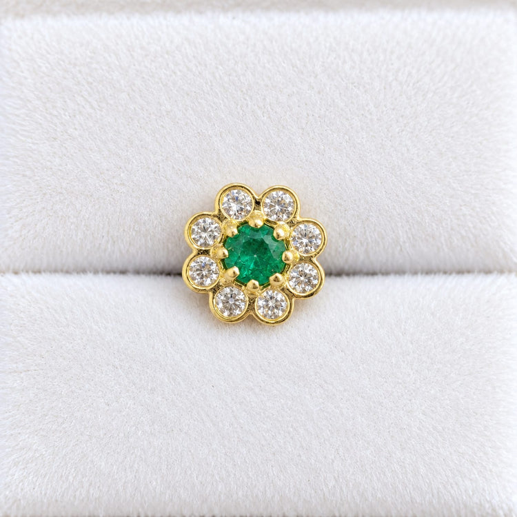 Dije con esmeralda flor brillante