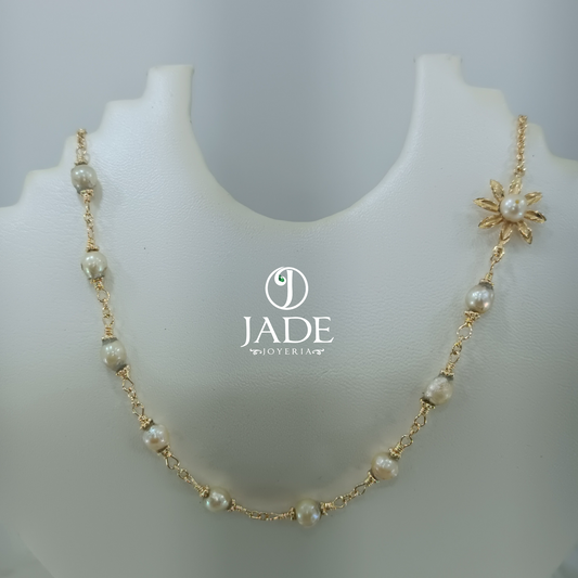 Collar Retro con perlas en oro 18k