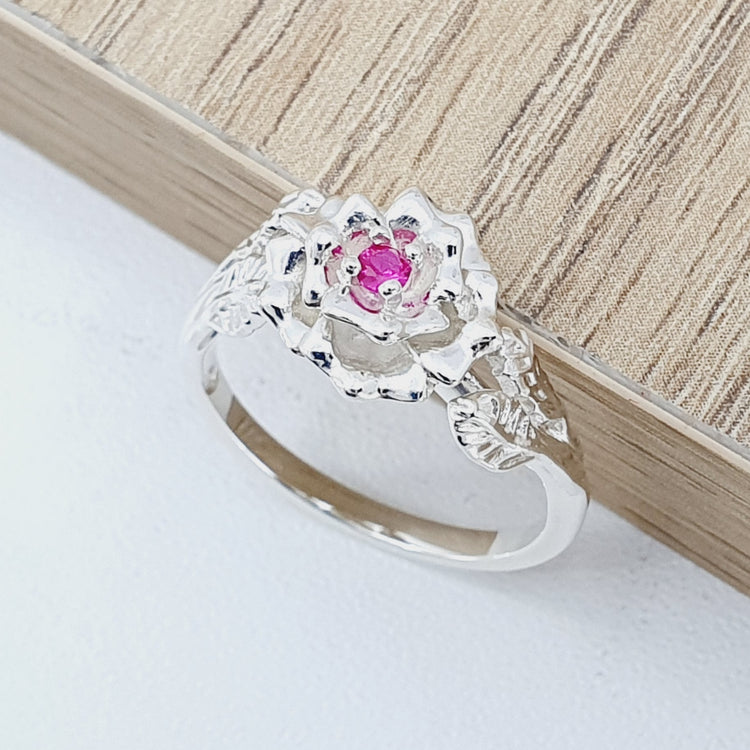 Anillo tipo flor labrada en plata con circón – Jade18k (vista 6)