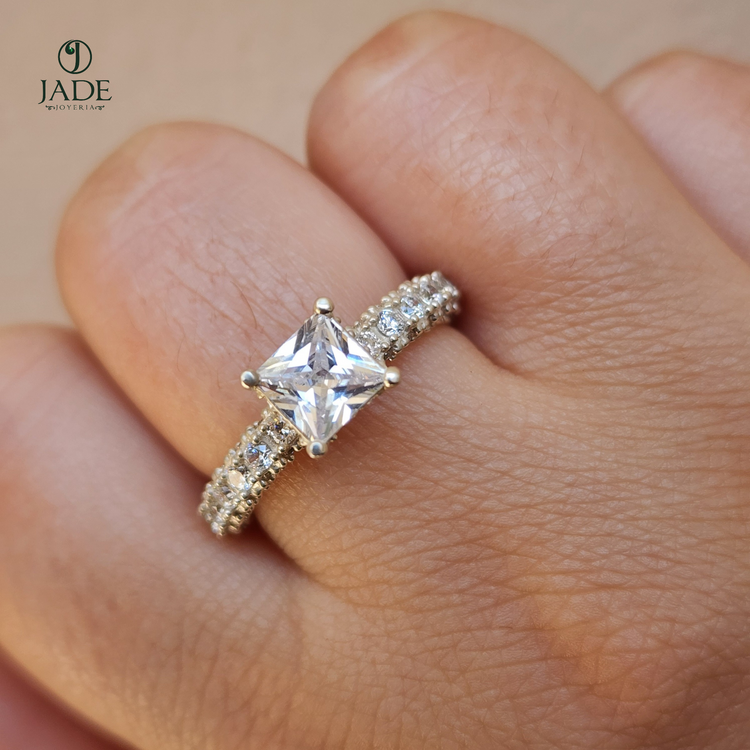 Anillo Mercedes de Compromiso en Plata Piedra Cuadrada – Jade18k (vista 4)