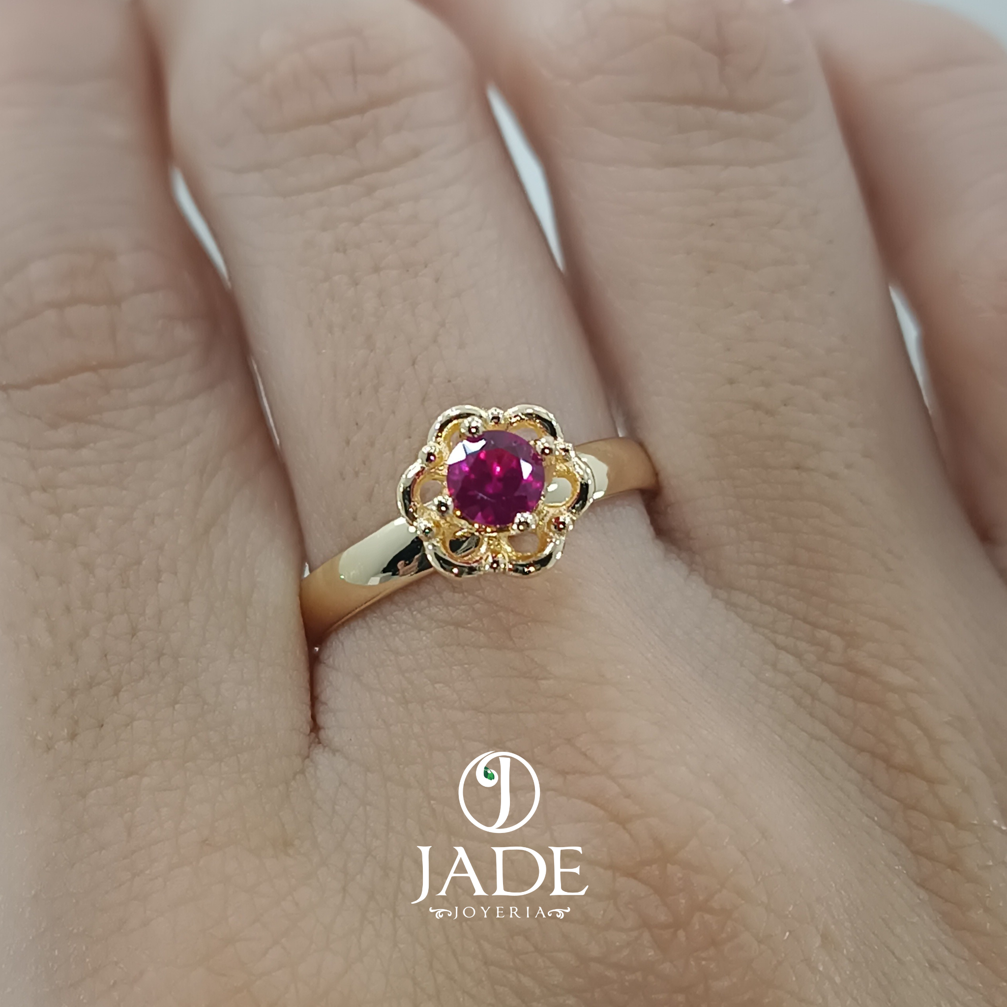 Anillo silueta de rosa con piedra central