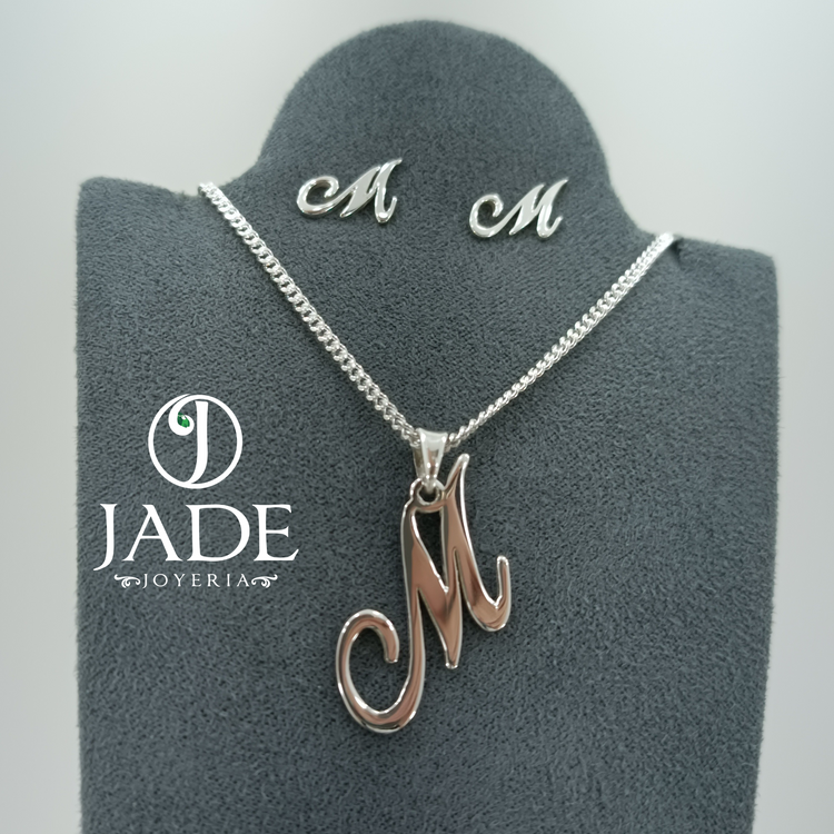 Juego de aretes y collar con inicial en plata ley – Jade18k (vista 2)