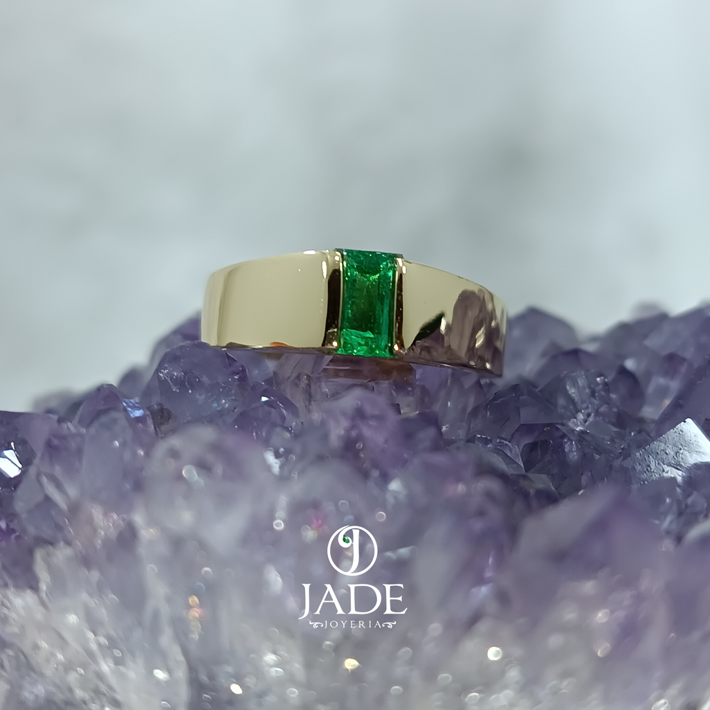 Anillo con piedra rectangular verde