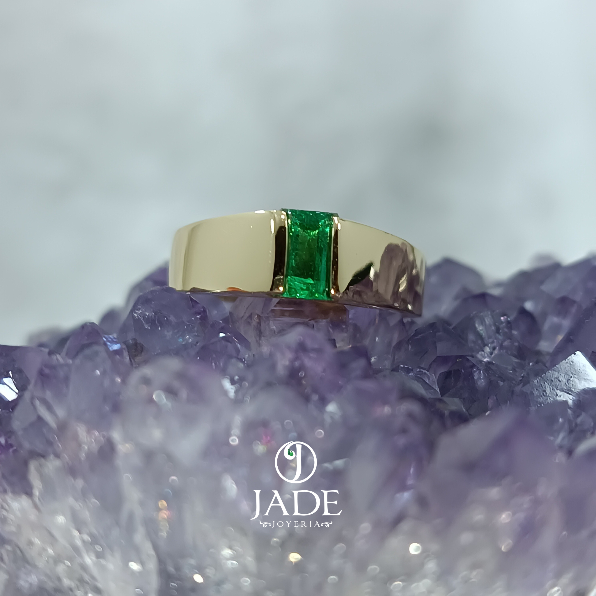 Anillo con piedra rectangular verde