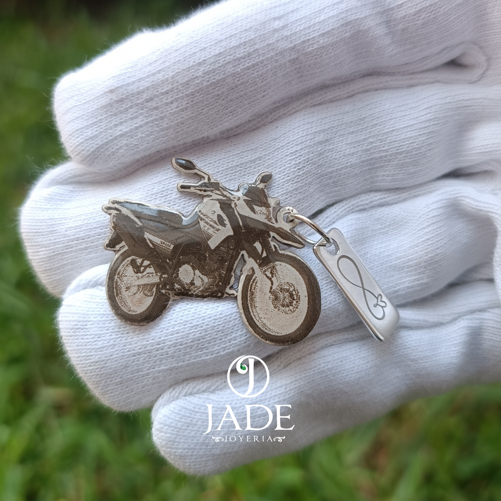 Dije de moto en plata