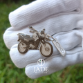 Dije de moto en plata