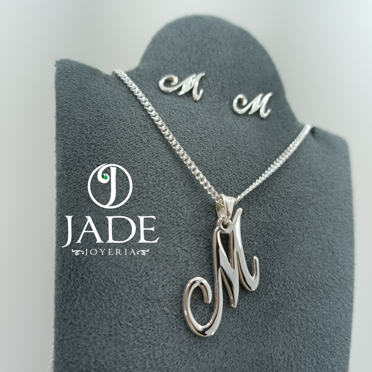 Juego de aretes y collar con inicial en plata ley – Jade18k
