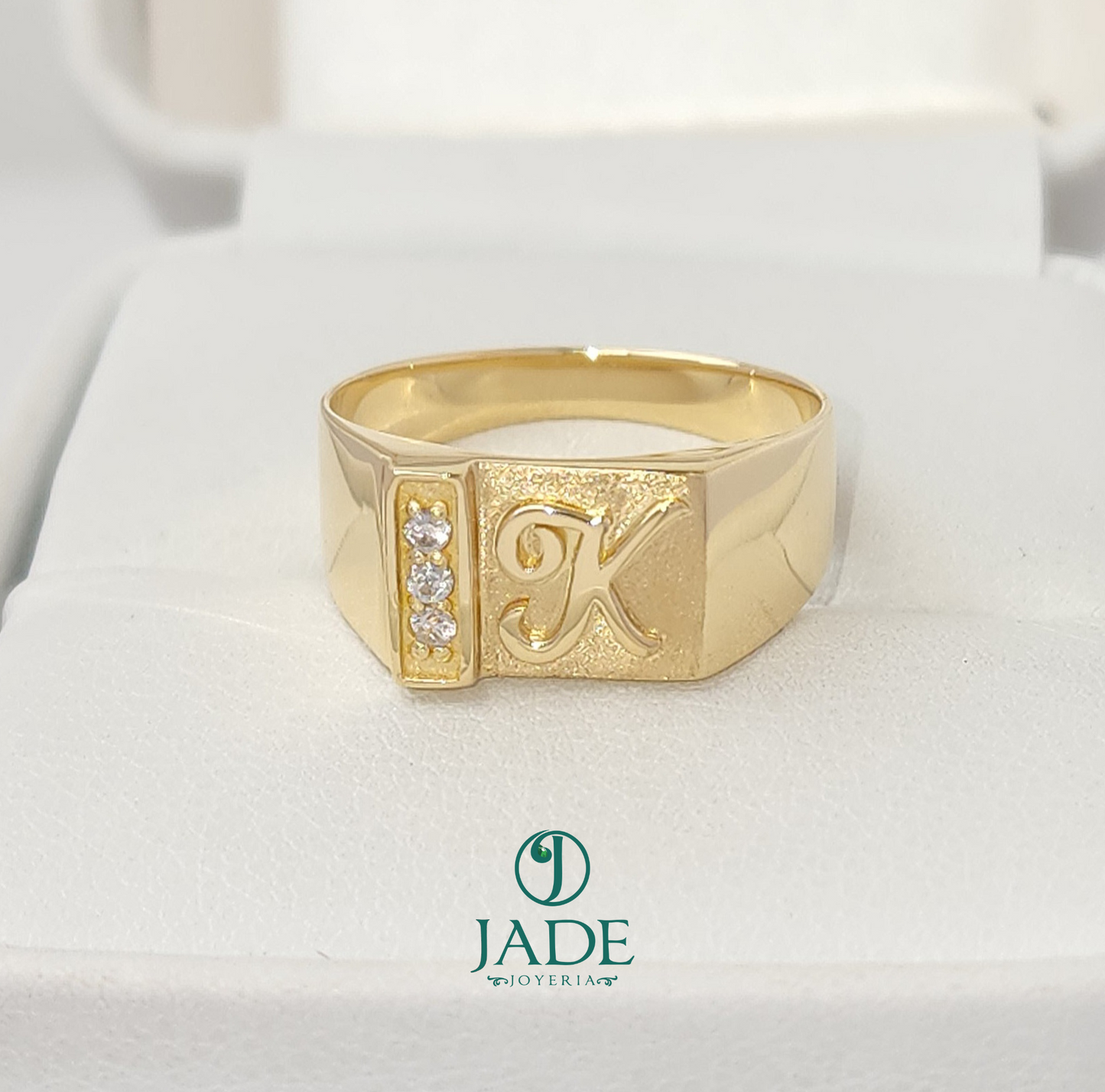 Chevalier con inicial en oro 18k