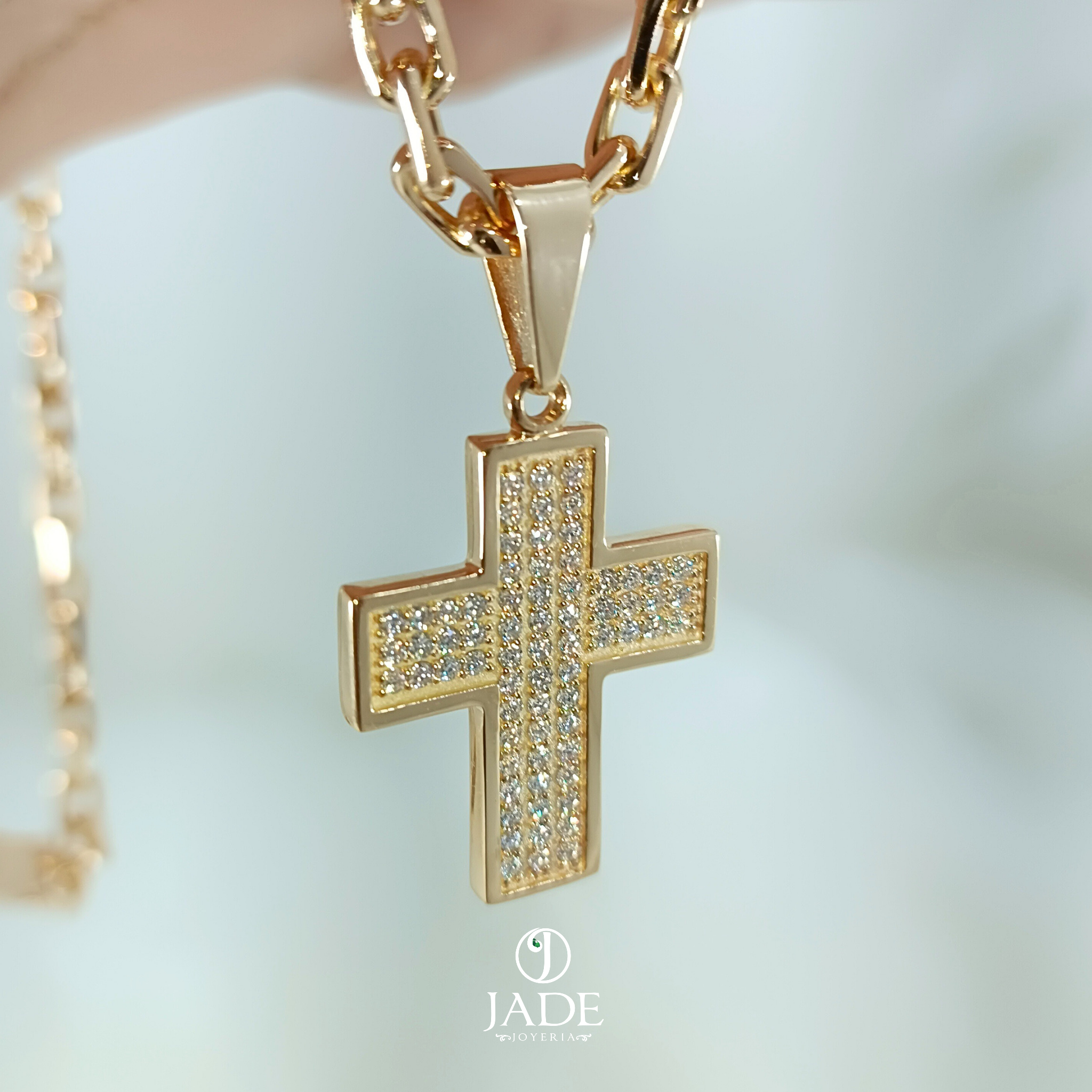 Collar de cruz con piedras
