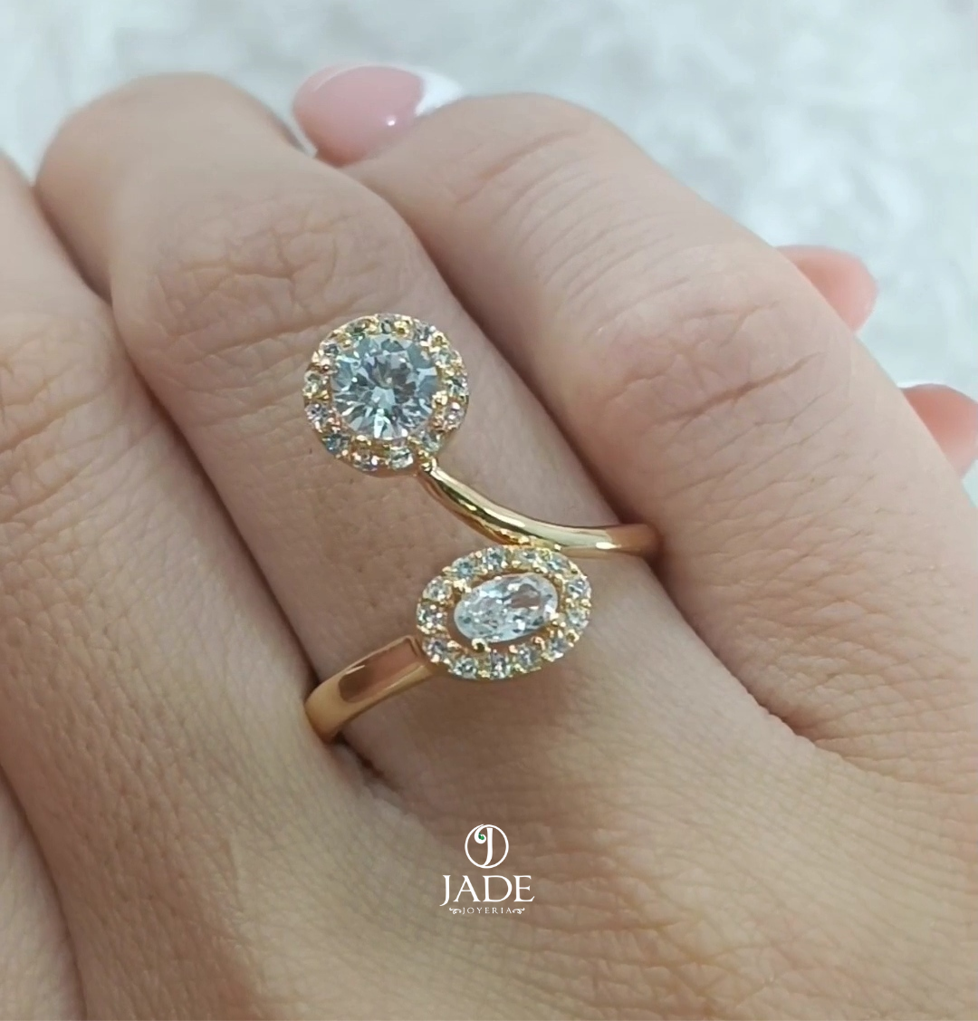Anillo de compromiso con 2 piedras separadas