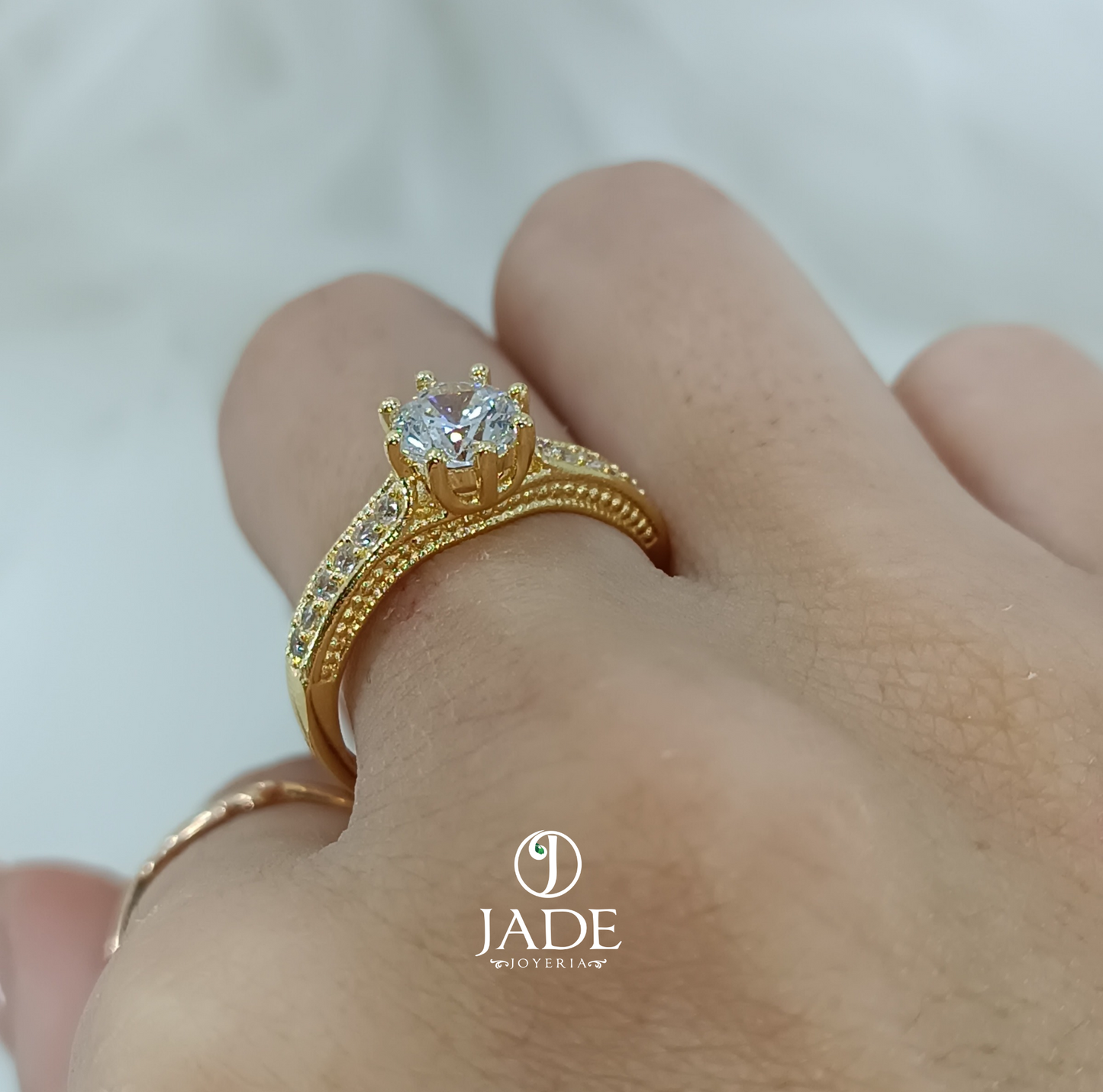 Anillo de compromiso reyna en oro 18k