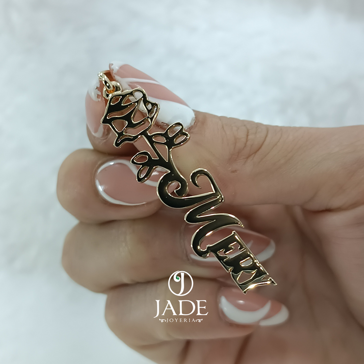 Dije con nombre personalizado en oro 18k – Jade18k (vista 2)