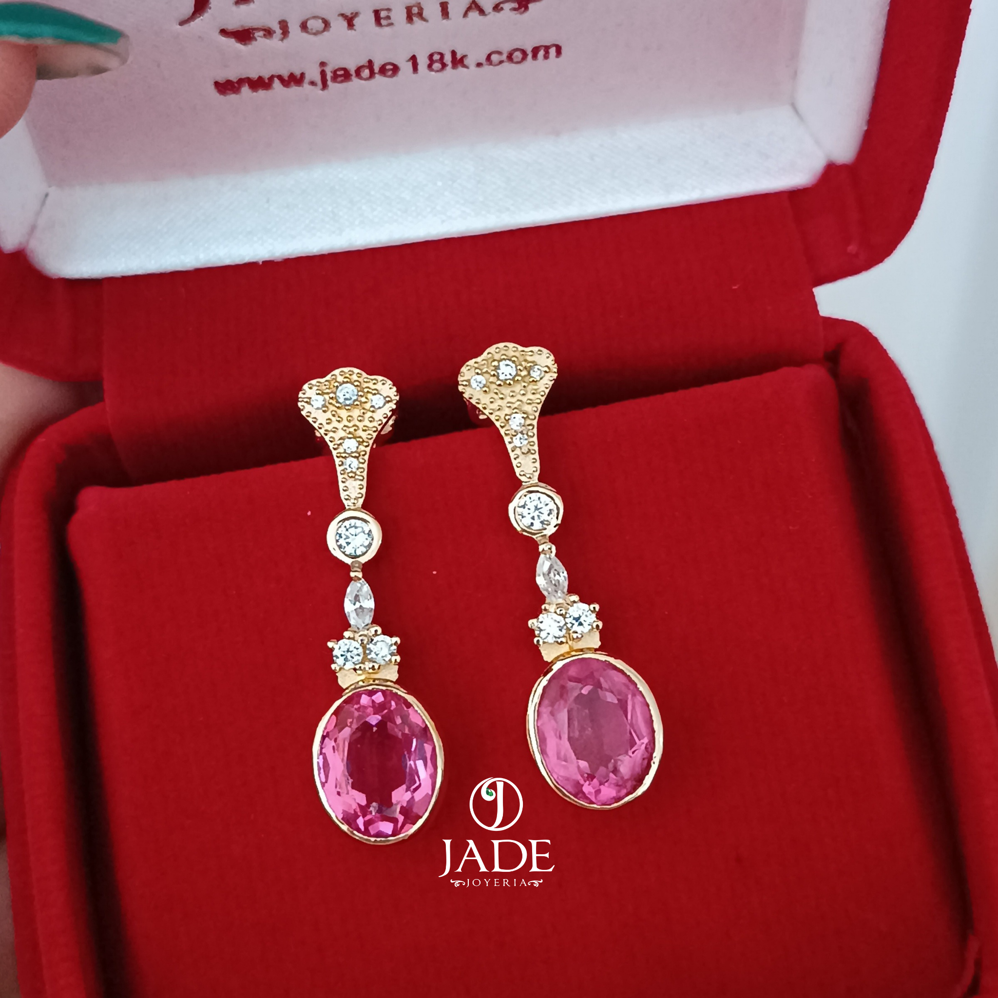 Aretes largos con piedra rosada