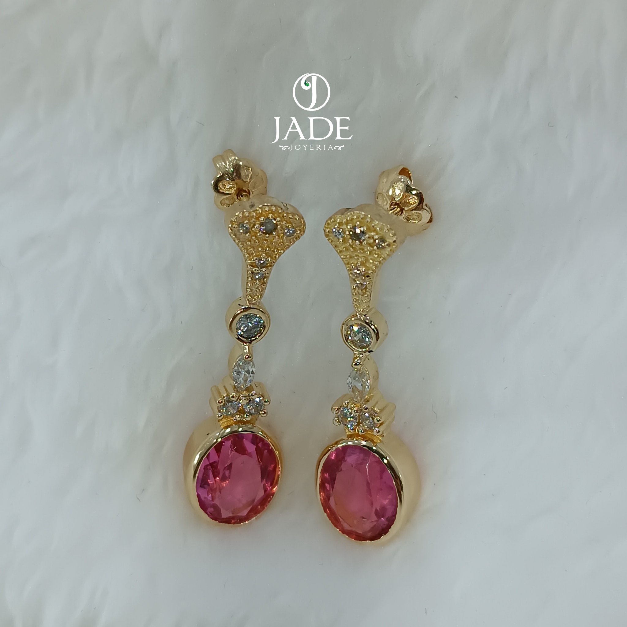 Aretes largos con piedra rosada