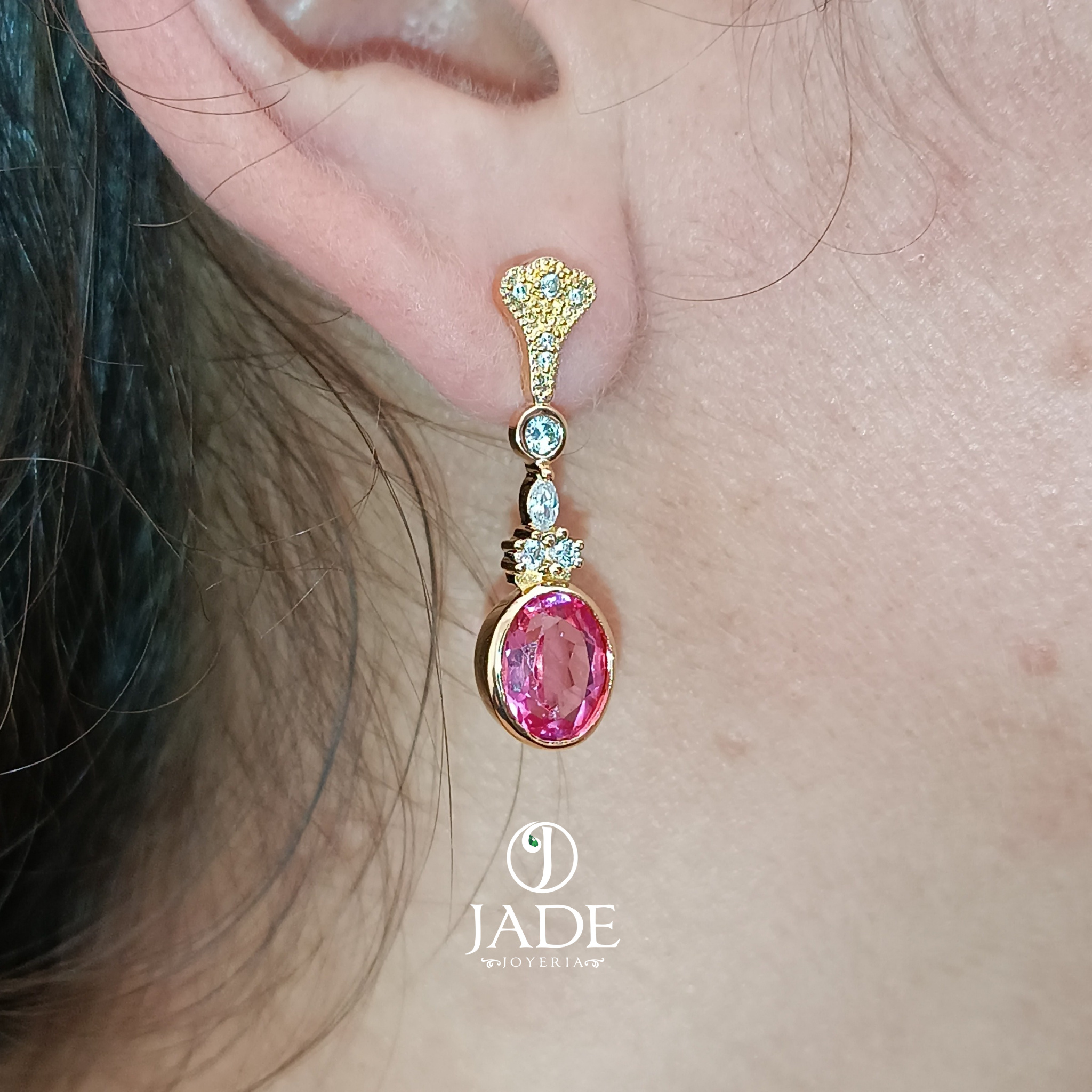 Aretes largos con piedra rosada