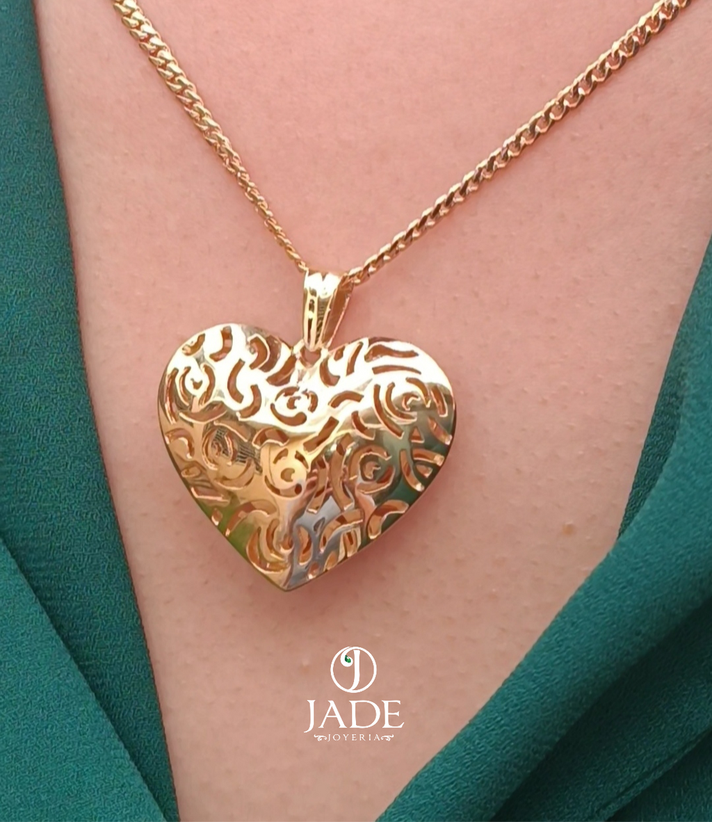 Dije corazón labrado en forma de rosas