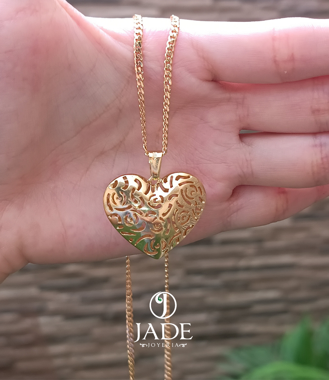 Dije corazón labrado en forma de rosas