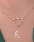 Collar corazón detallado con una piedra