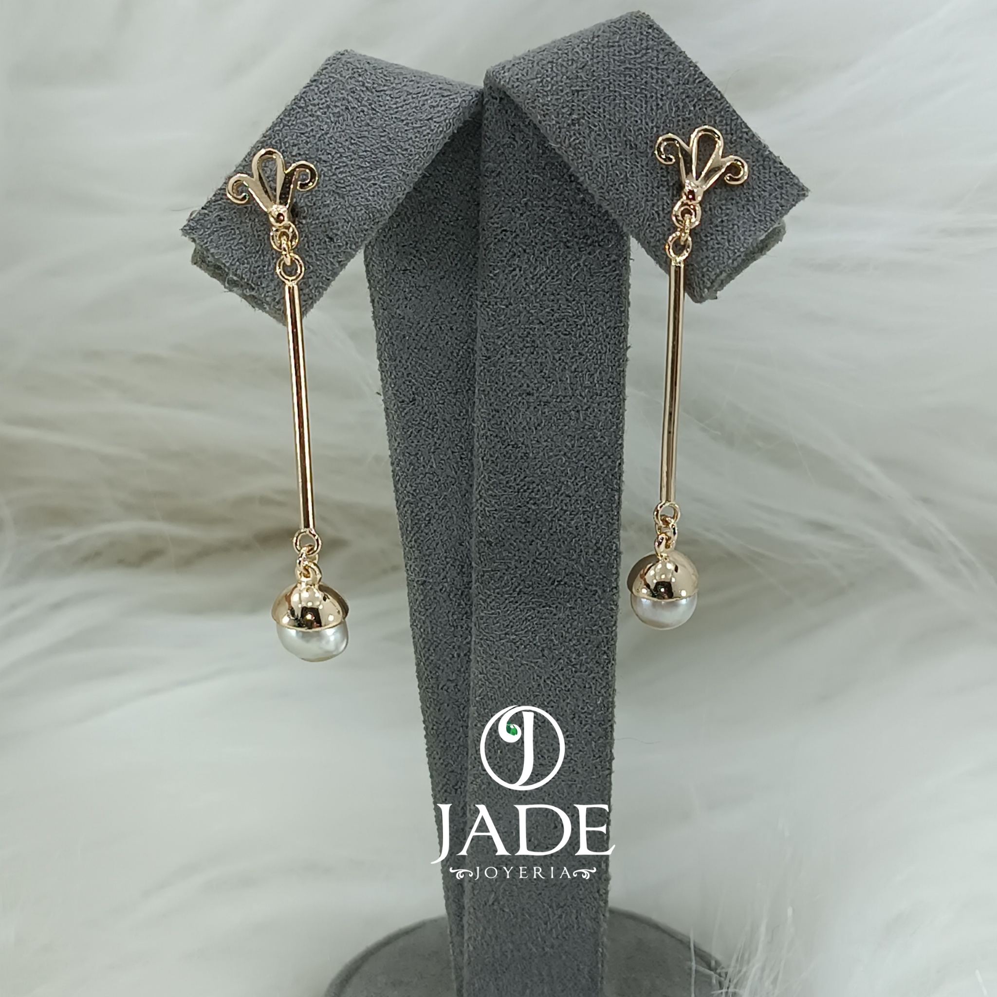 Aretes largos con perlas