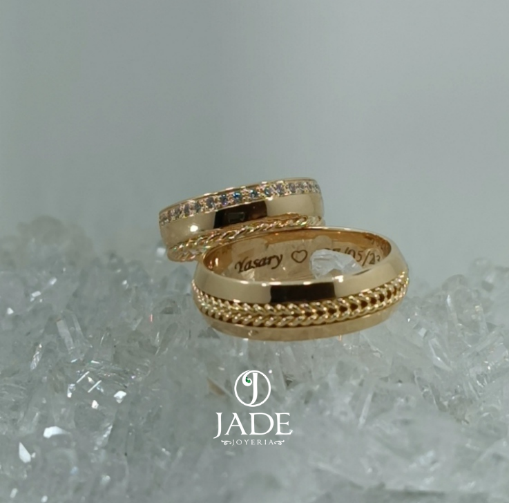 Aros de matrimonio trenzados con piedras