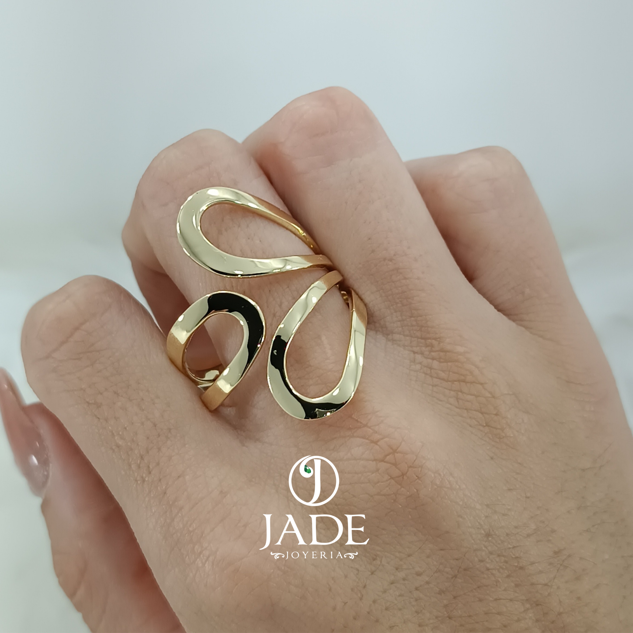 Anillo grande con silueta calado a láser