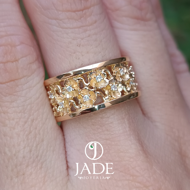 Anillo en alto relieve de flores en oro 18k – Jade18k