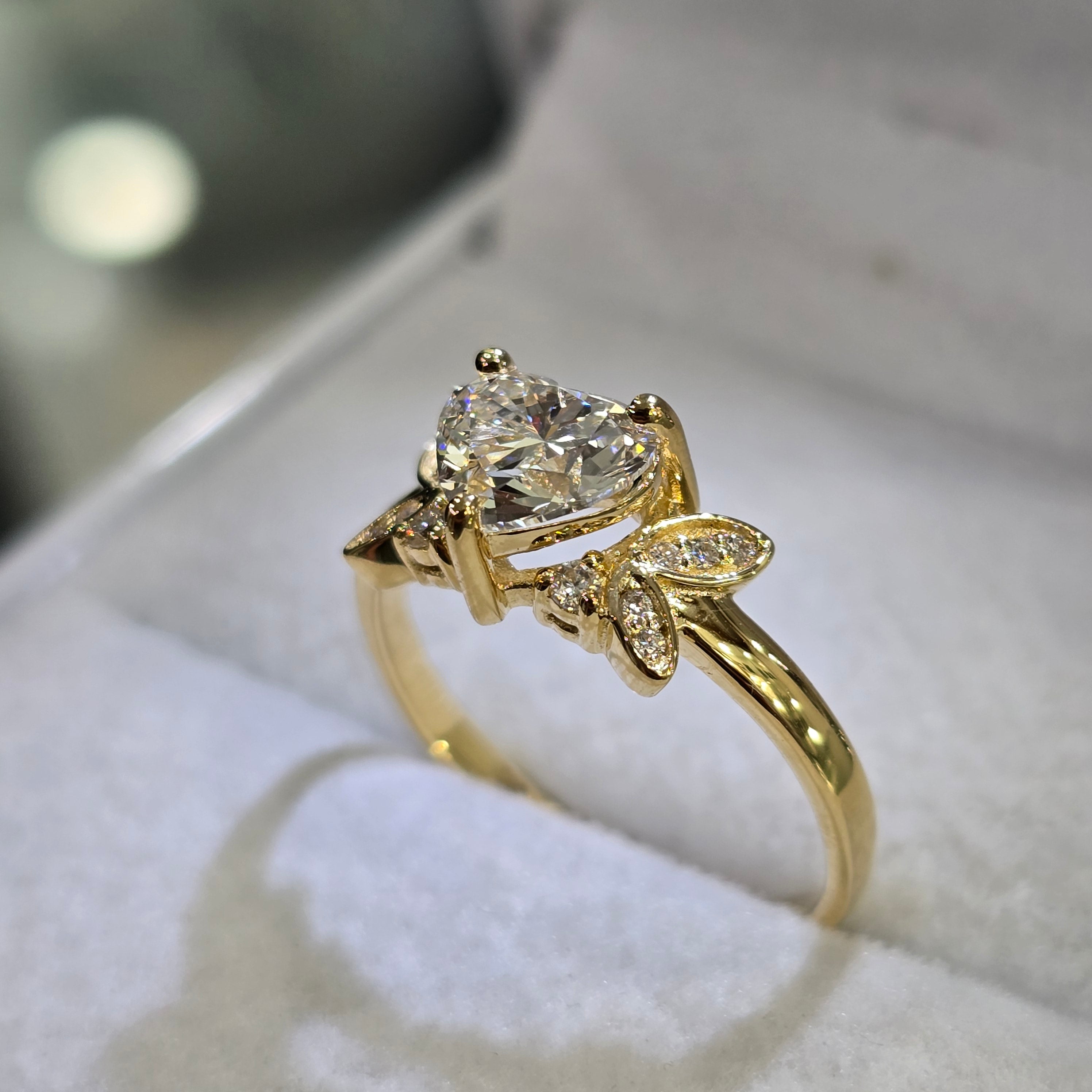 Anillo con Diamante de Laboratorio Corazon