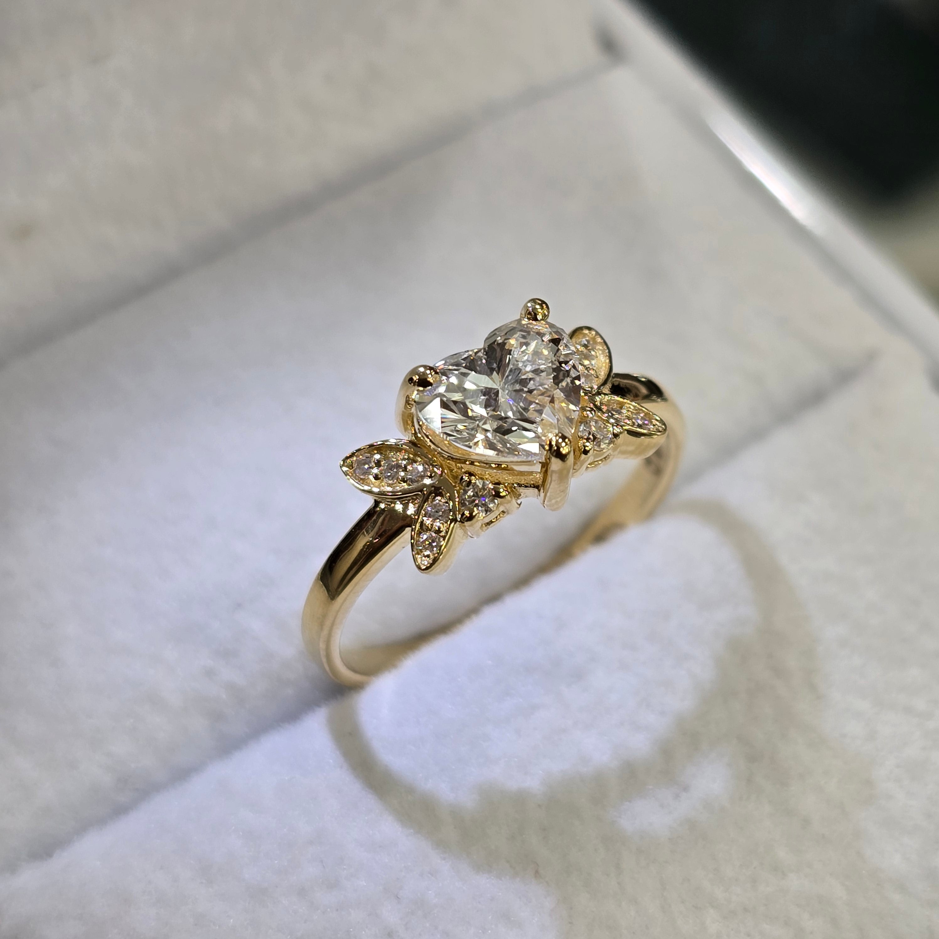 Anillo con Diamante de Laboratorio Corazon