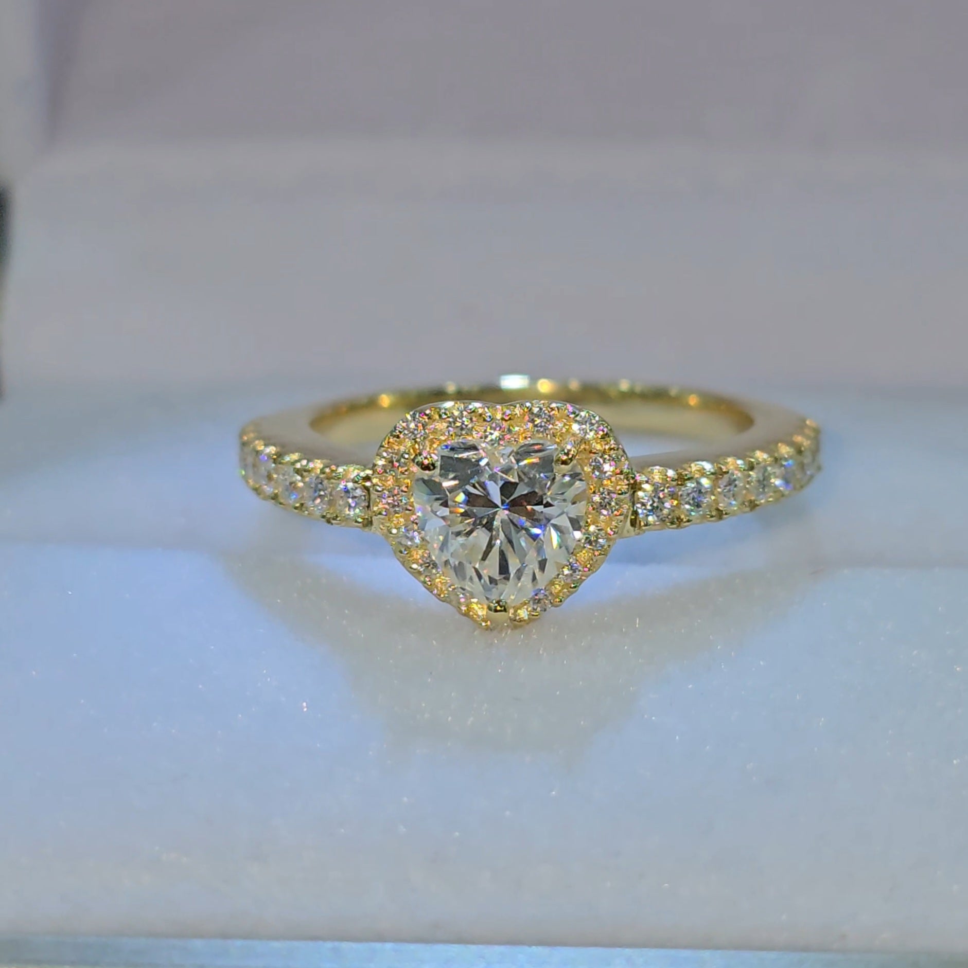 Anillo de Promesa con Moissanite Corazon Brillante