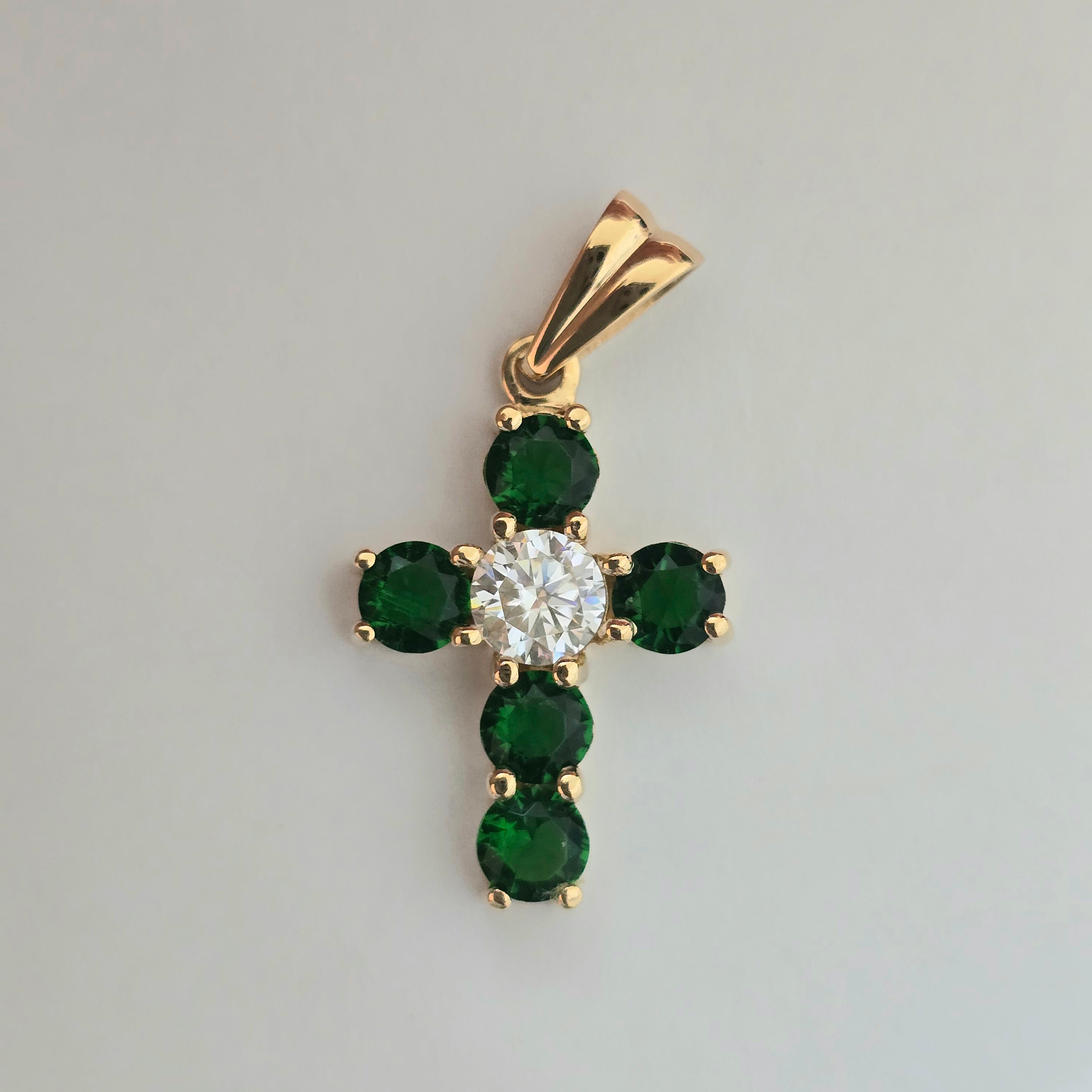 Dije Cruz verde con Moissanite