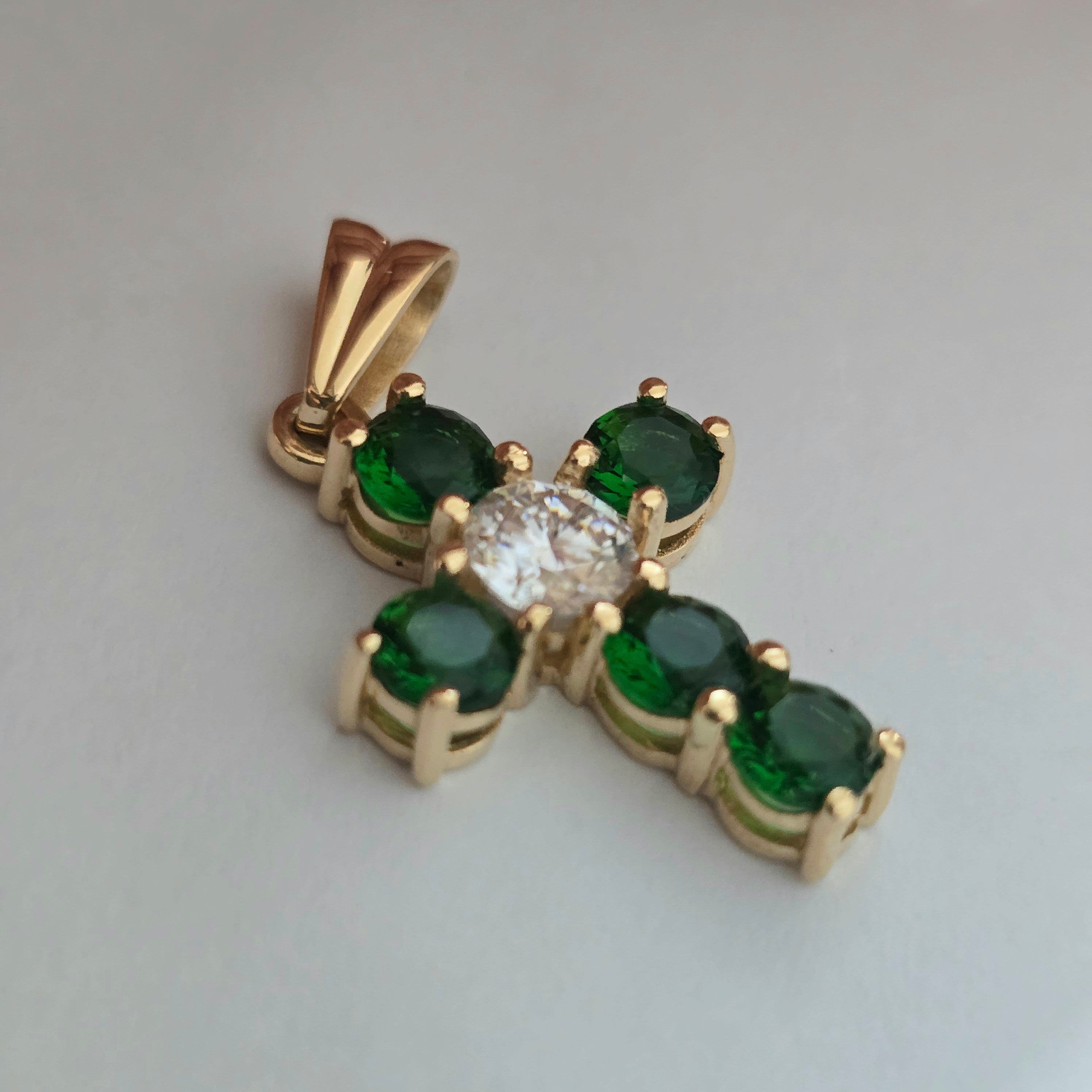 Dije Cruz verde con Moissanite