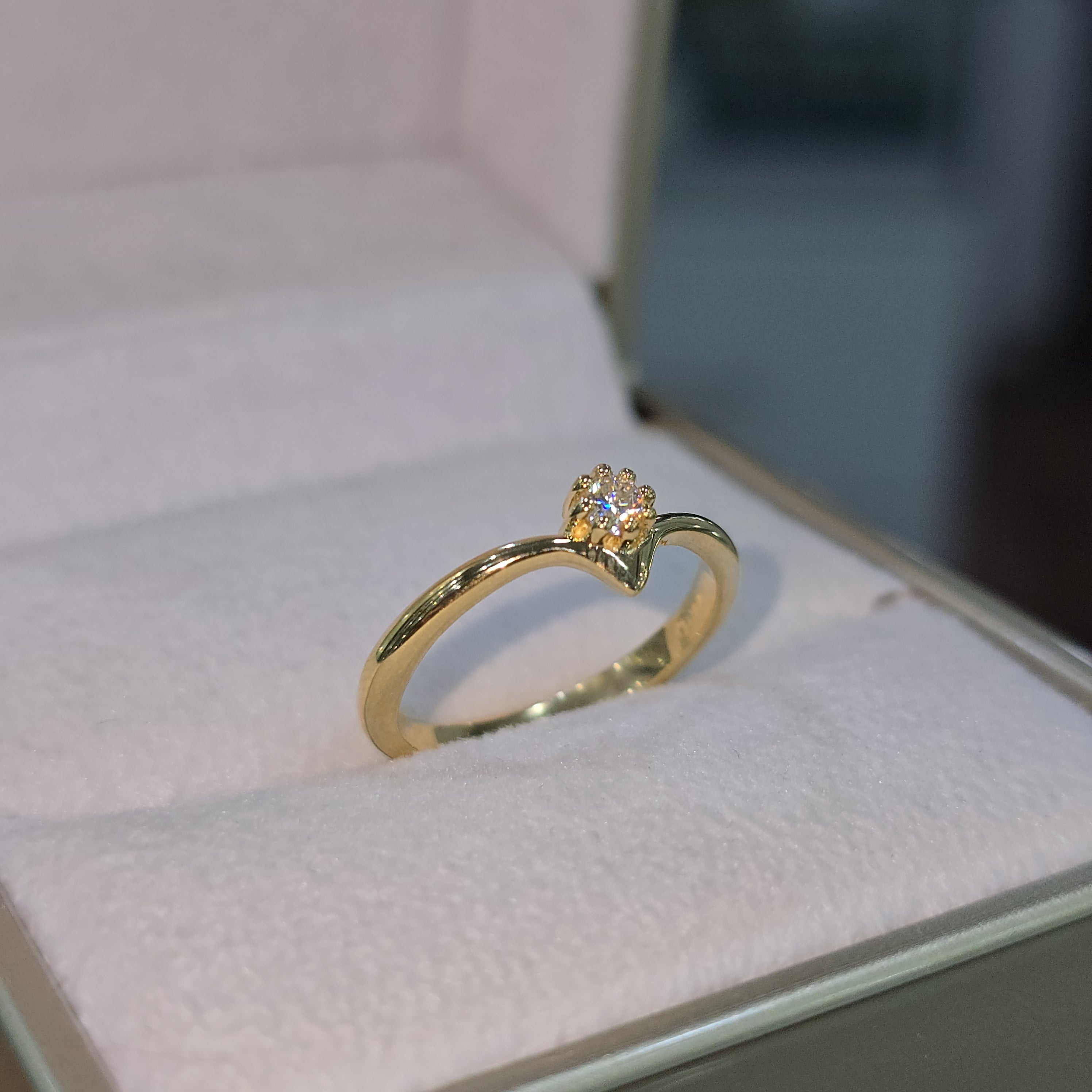 Cintillo con Moissanite Flor de Brillo
