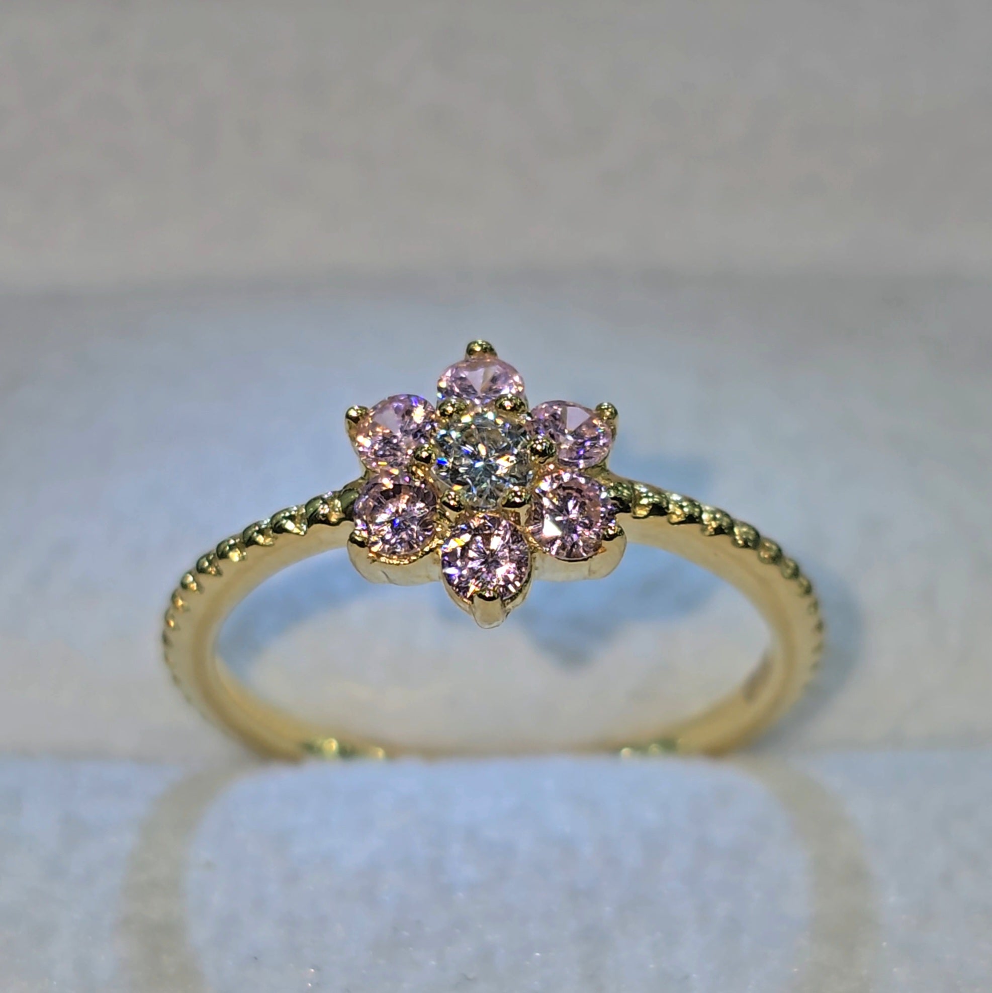 Cintillo Flor Rosada con Moissanite