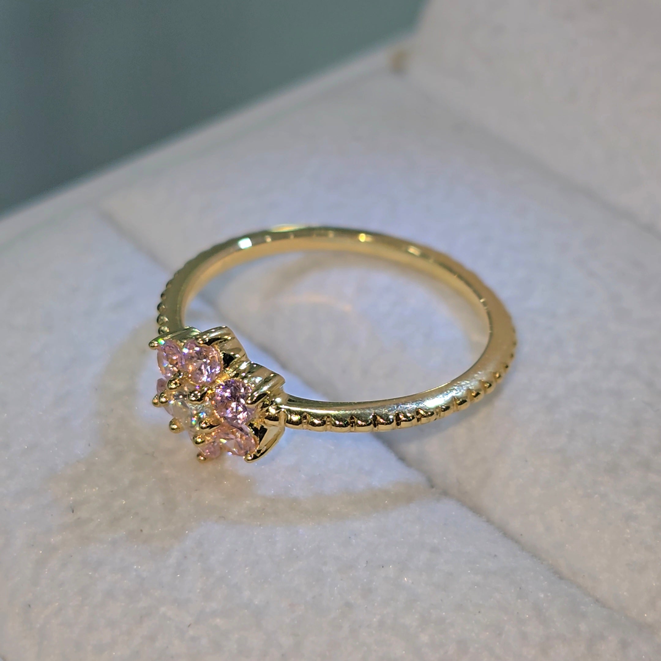 Cintillo Flor Rosada con Moissanite