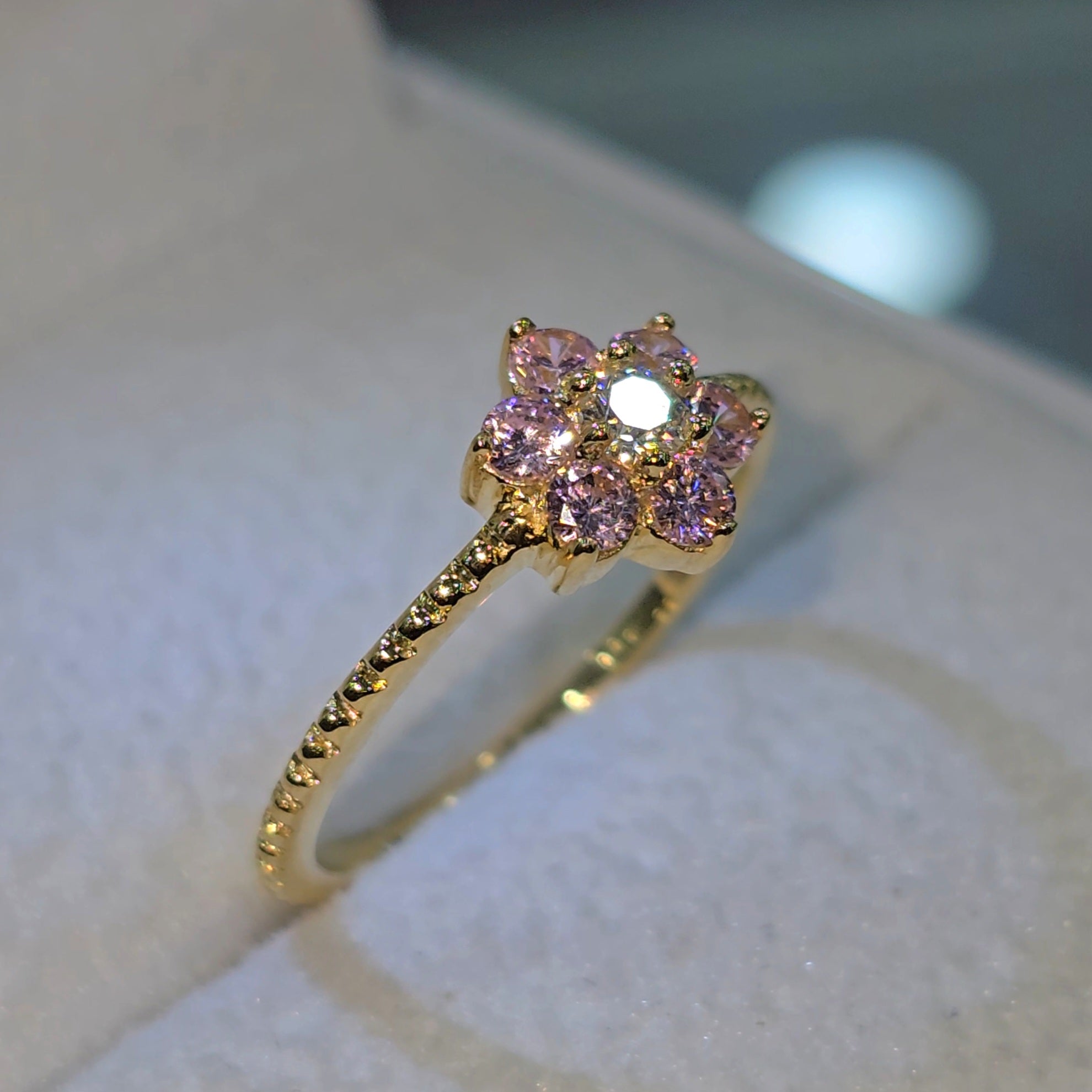 Cintillo Flor Rosada con Moissanite