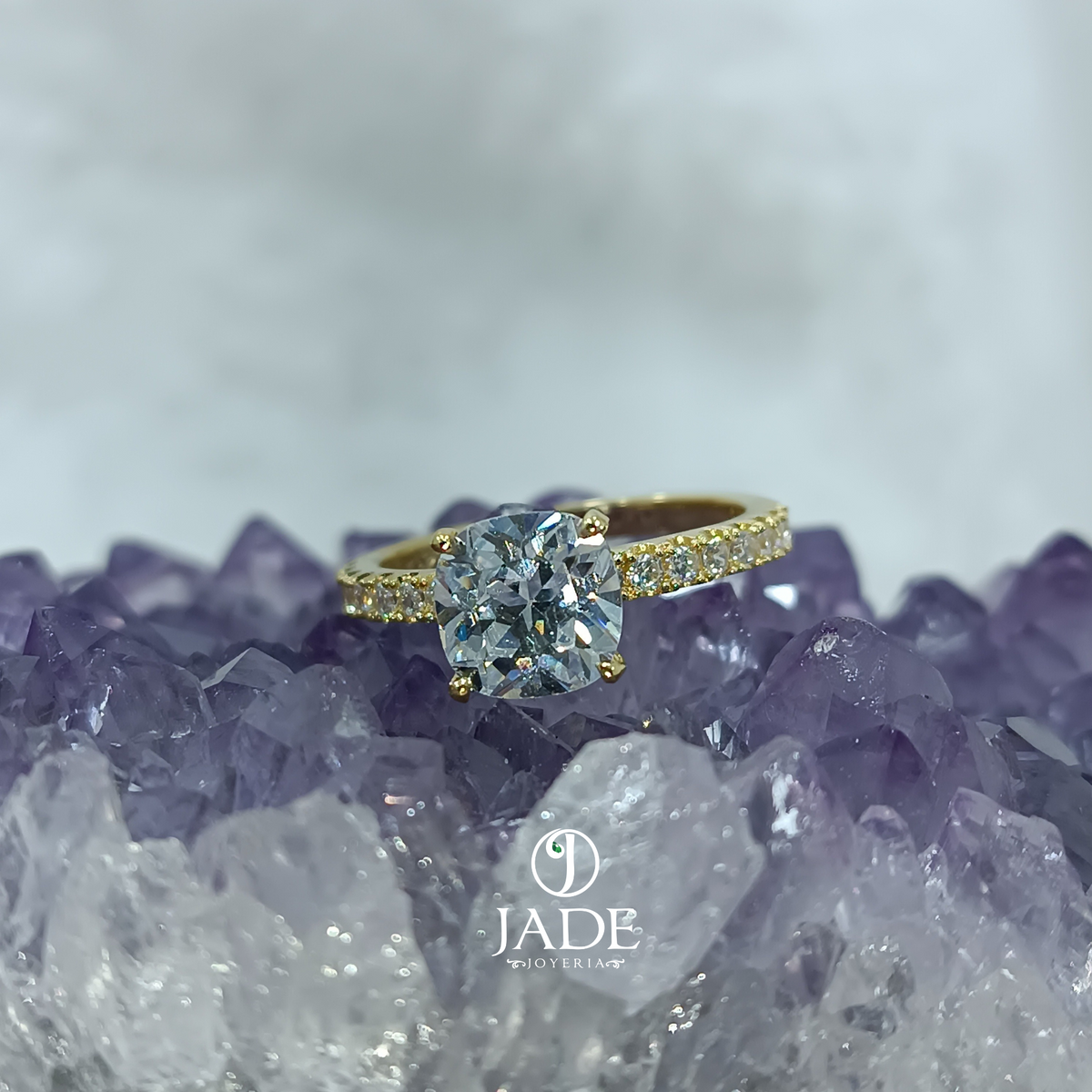 Anillo con piedra cuadrada