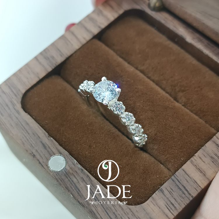 Anillo Lia de compromiso en plata ley – Jade18k
