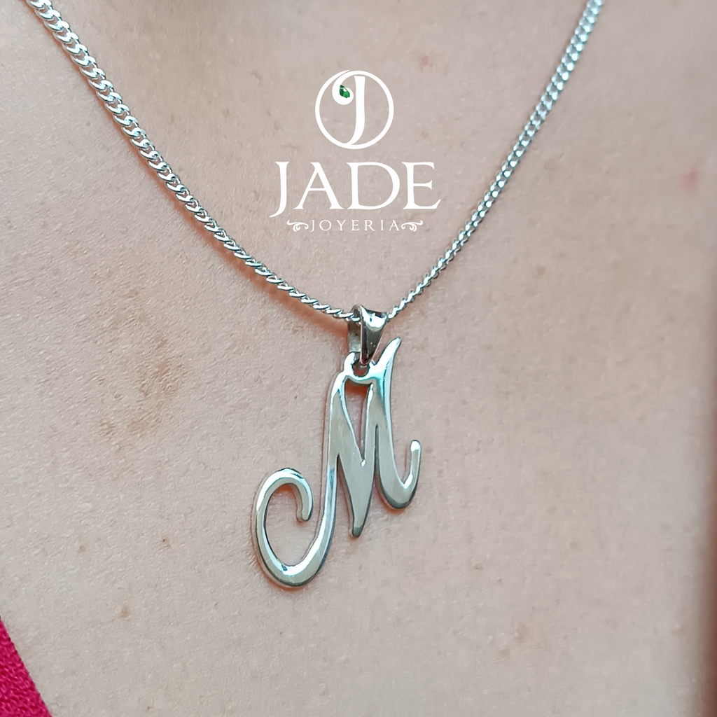 Juego de aretes y collar con inicial en plata ley