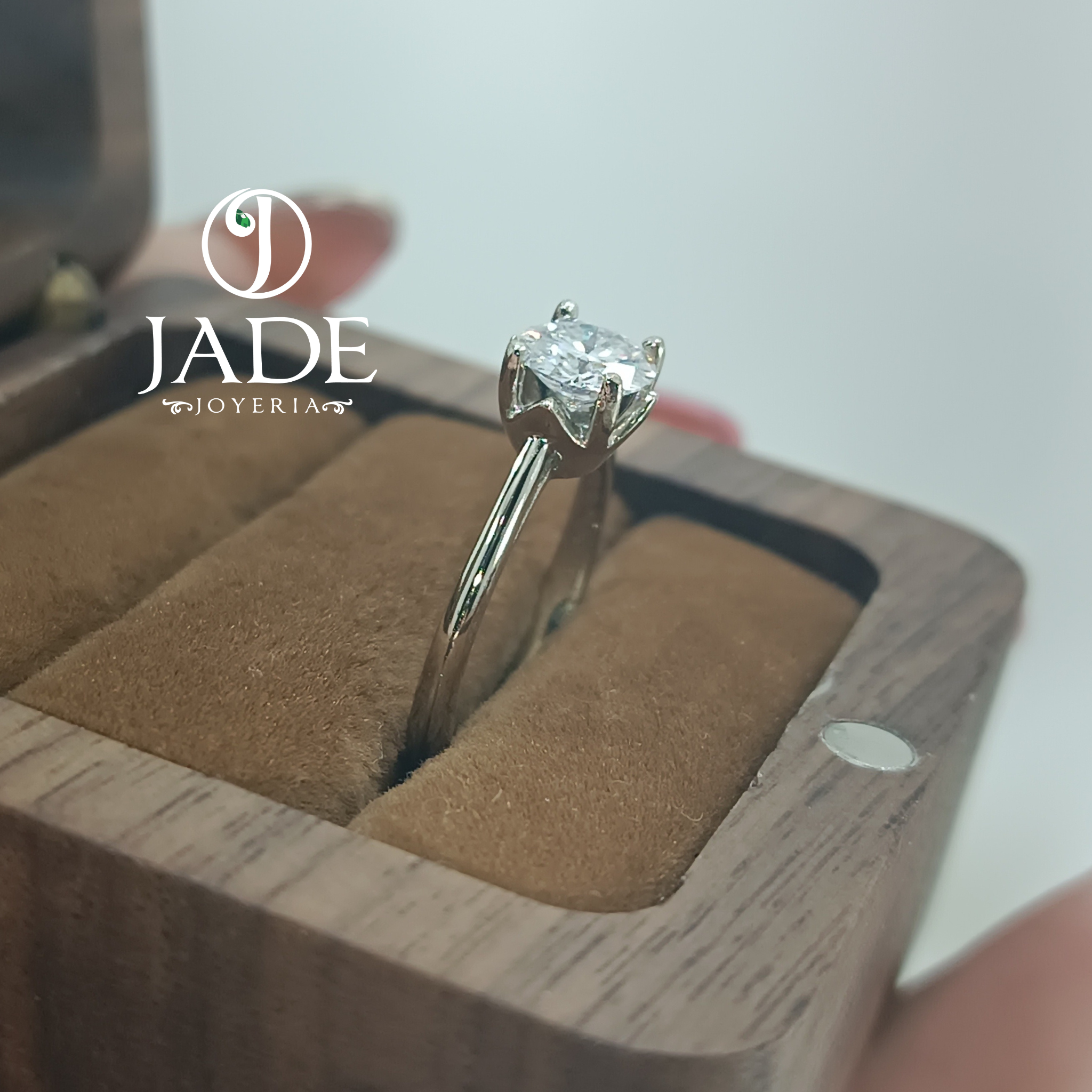 Anillo de compromiso en oro blanco