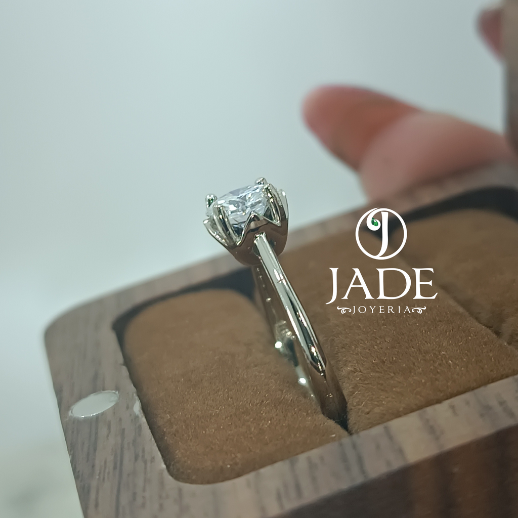 Anillo de compromiso en oro blanco