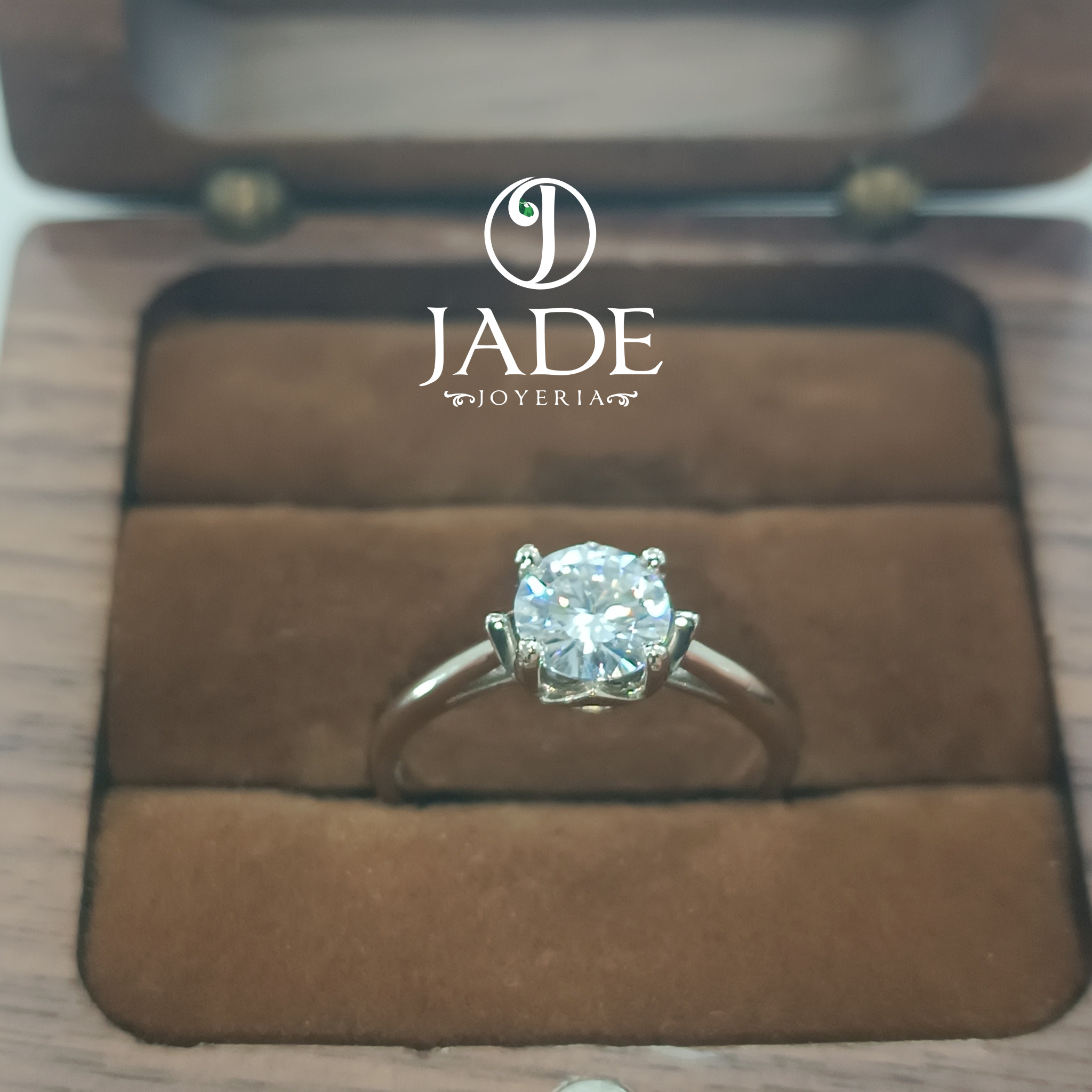 Anillo de compromiso en oro blanco