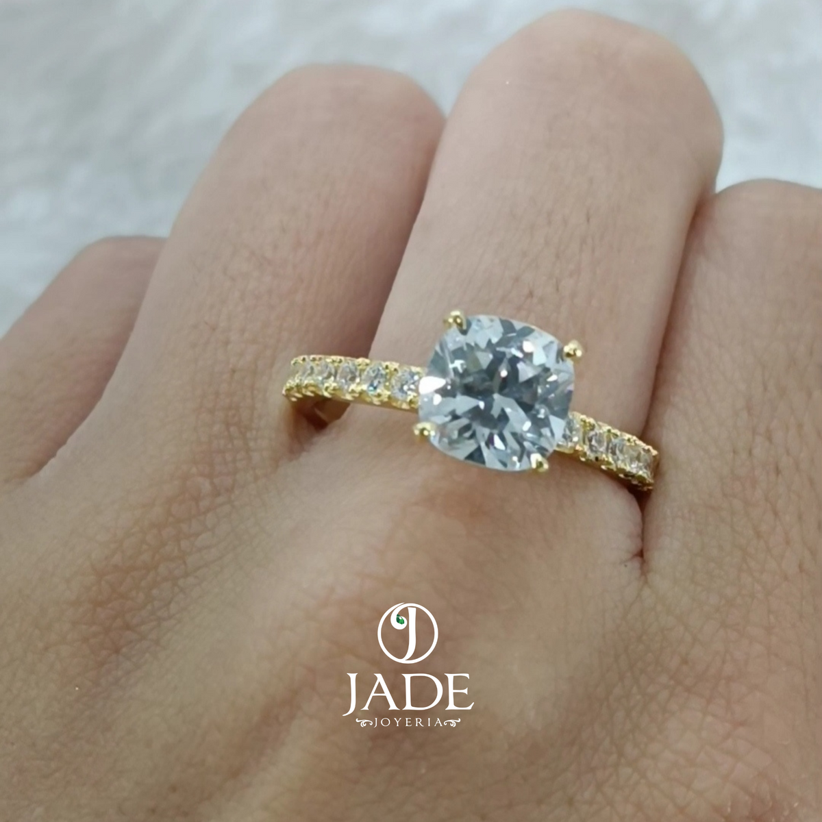 Anillo con piedra cuadrada