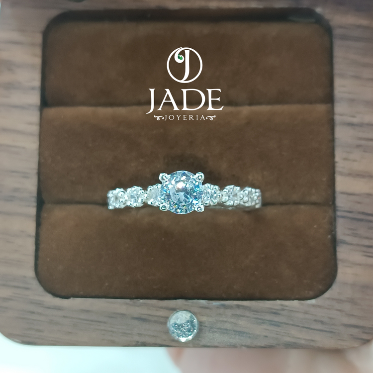 Anillo Lia de compromiso en plata ley – Jade18k (vista 2)