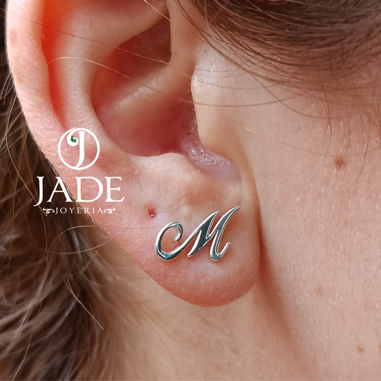 Juego de aretes y collar con inicial en plata ley – Jade18k (vista 3)