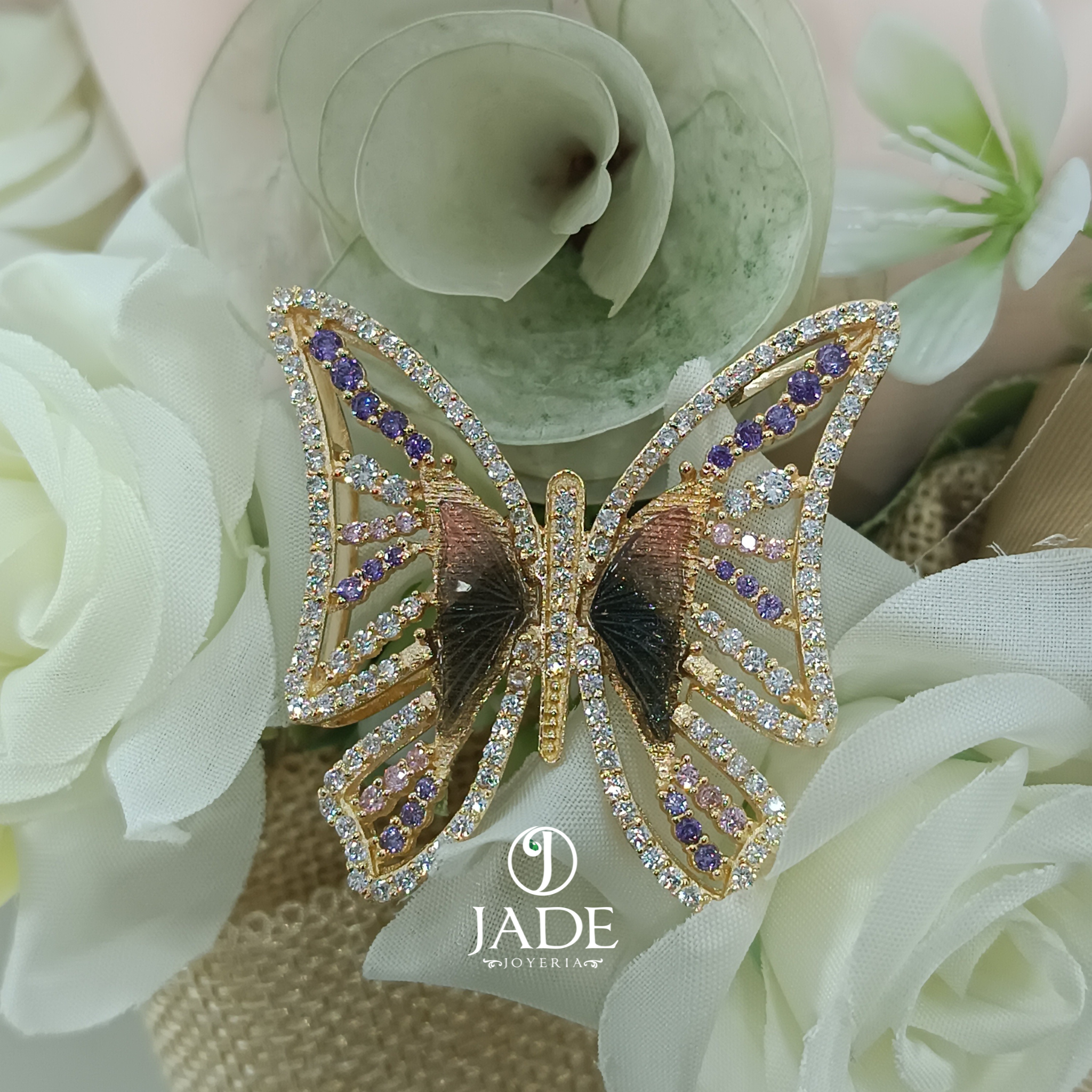 Dije de mariposa con piedras