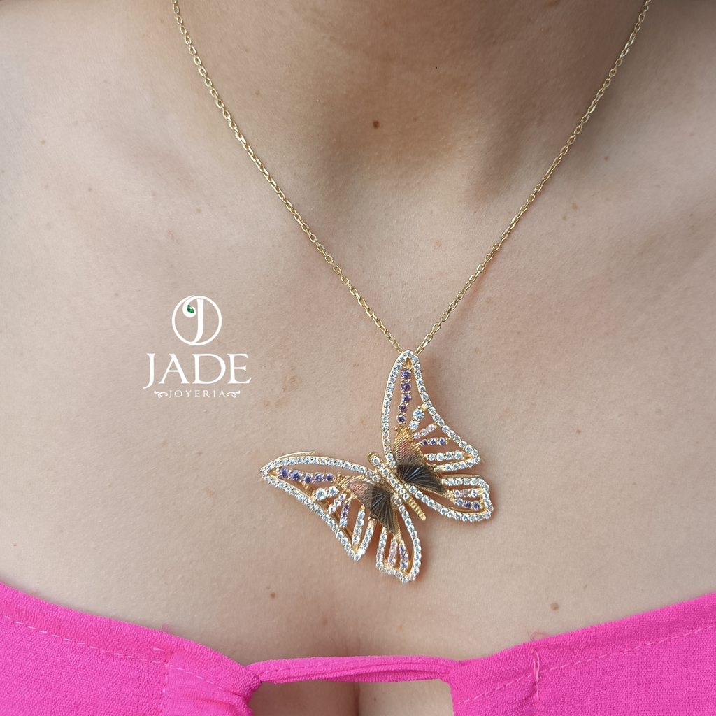 Dije de mariposa con piedras