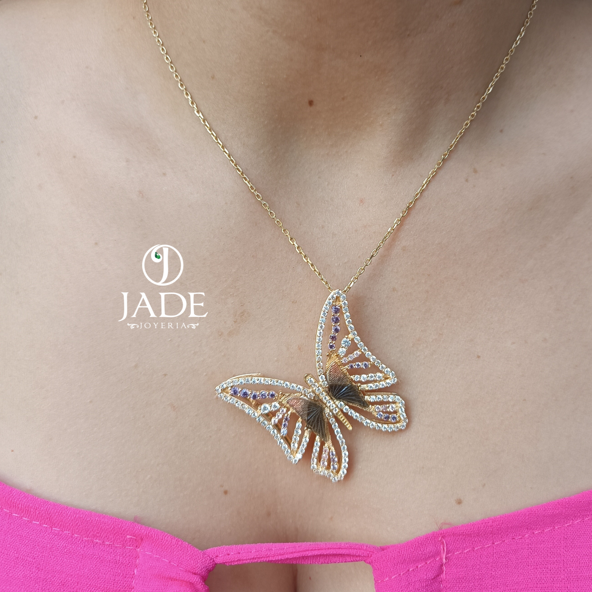 Dije de mariposa con piedras