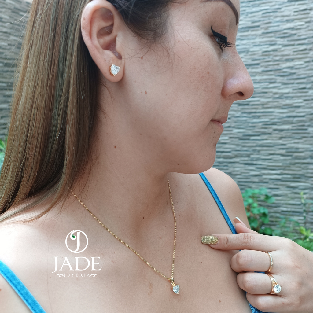 Juego de aretes y collar