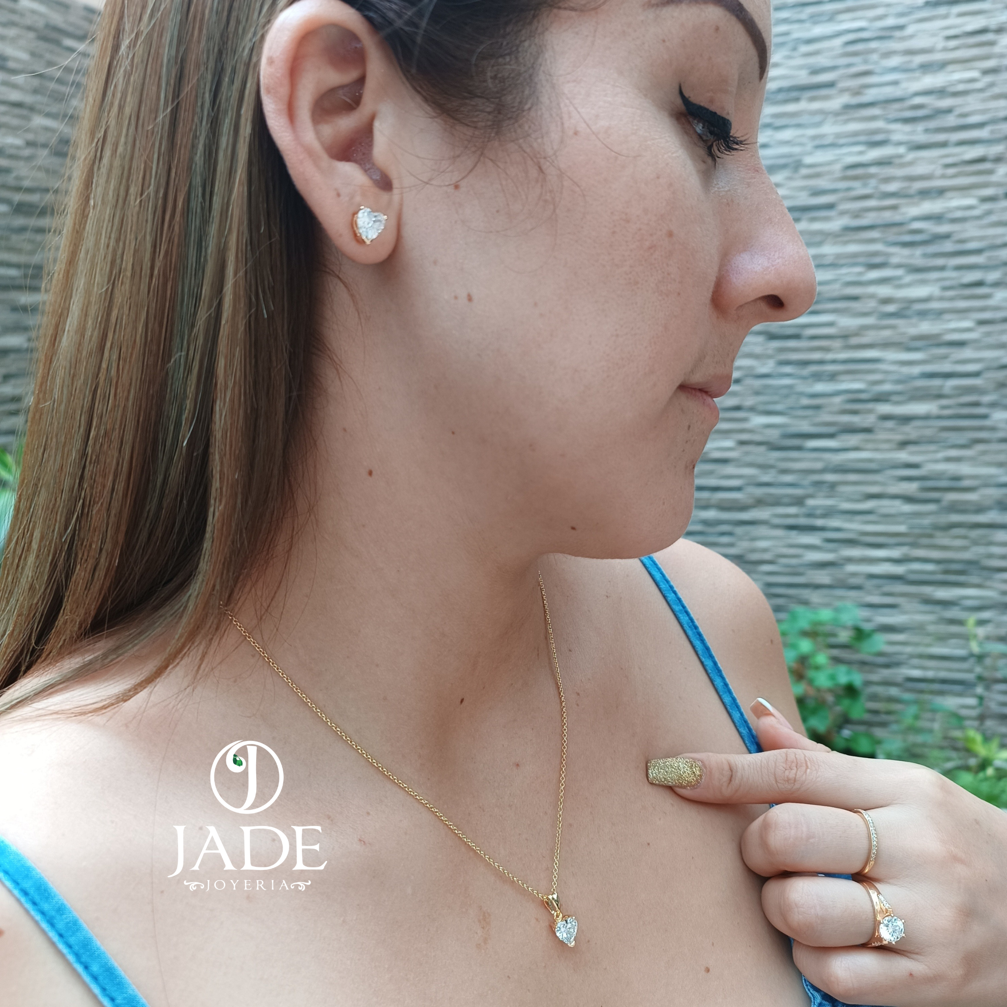 Juego de aretes y collar